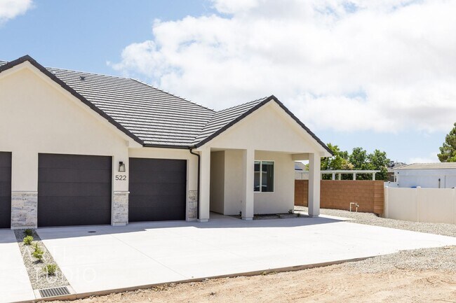 Building Photo - Brand New 3 Bed / 2 Bath Duplex – Modern L...