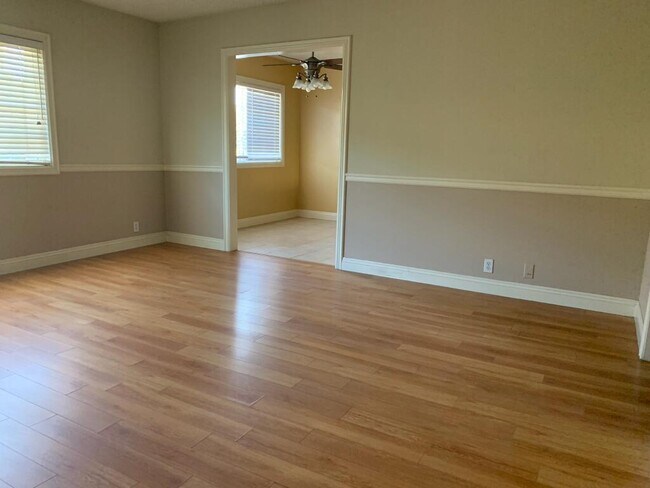 Foto del edificio - 560 W Duarte Rd