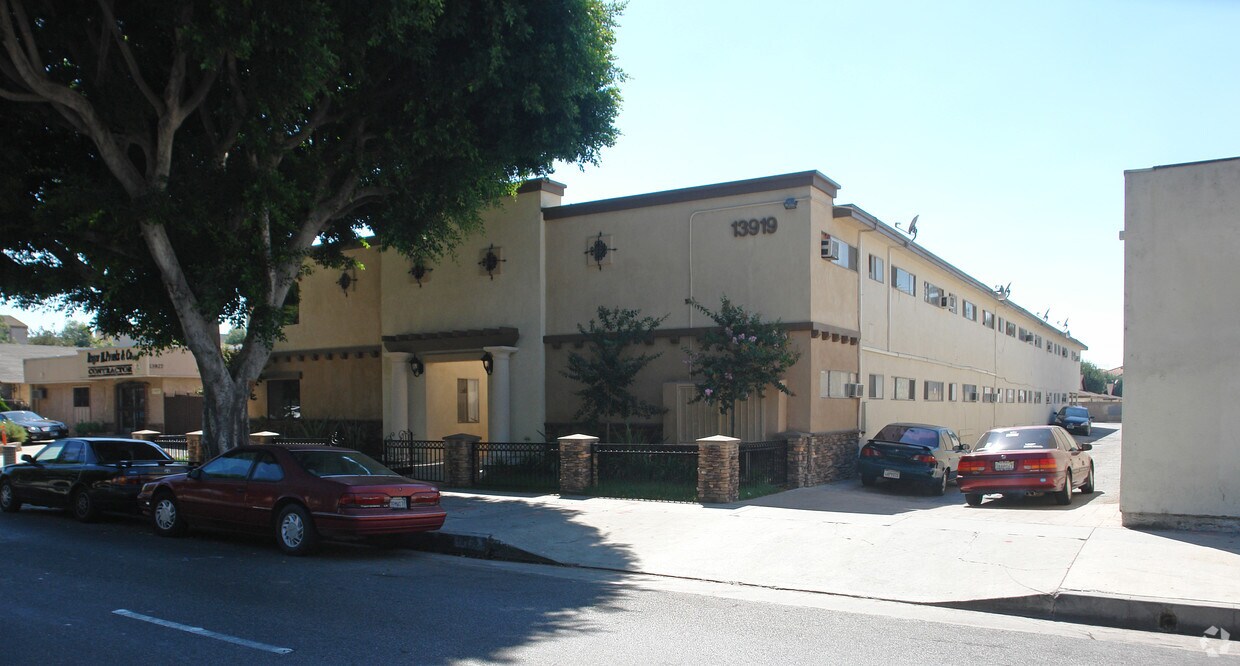 Building Photo - 13919 Paramount Blvd