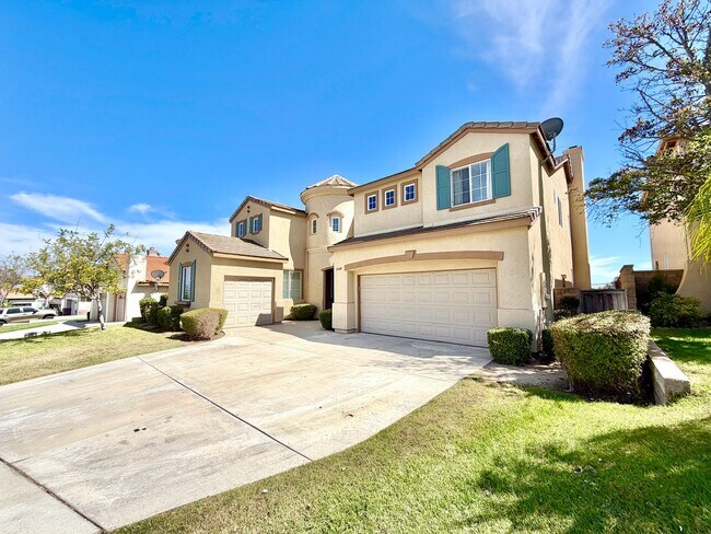 Foto del edificio - Spacious 3 Bedroom Home with Loft, Large Backyard & 2 Car Garage