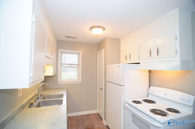 Building Photo - 3913 Talwell Dr SW