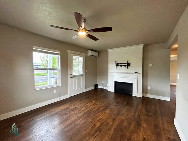 Building Photo - Newly Remodeled Single Family Home