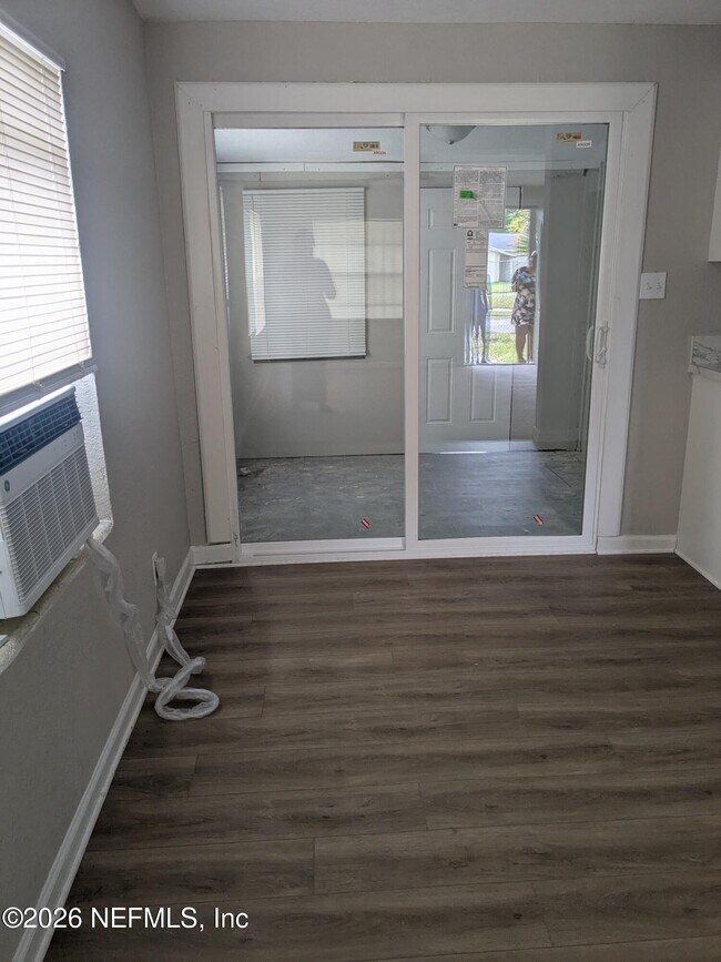 Foto del edificio - 5306 Paris Ave