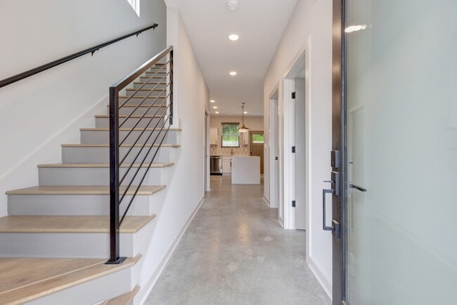 Building Photo - 611 Wallace Court