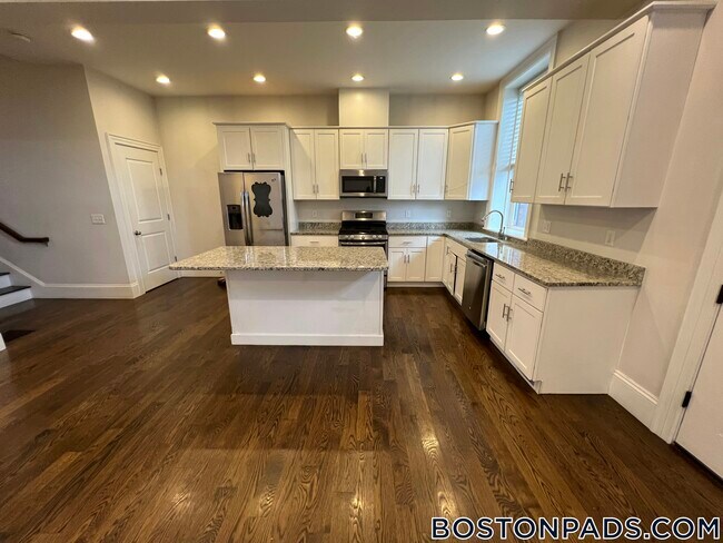 Building Photo - 2044 Beacon St