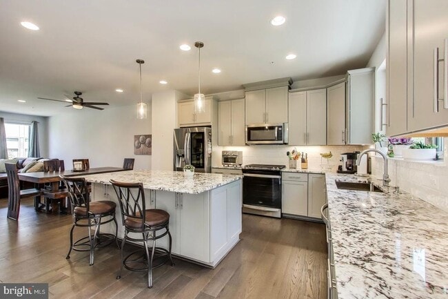 Building Photo - 5004 Oakmoore Dr
