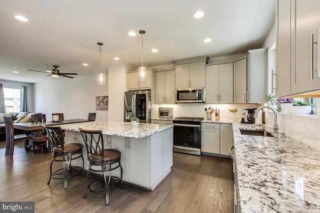 Foto del edificio - 5004 Oakmoore Dr
