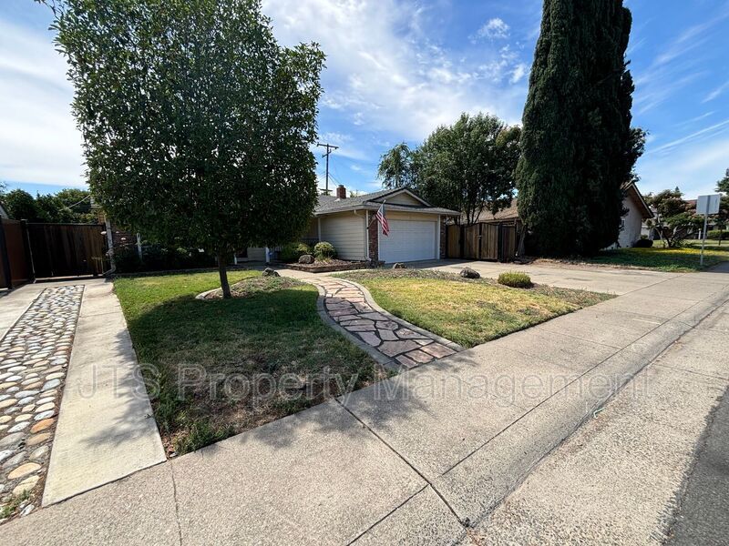 Building Photo - 2128 W La Loma Dr