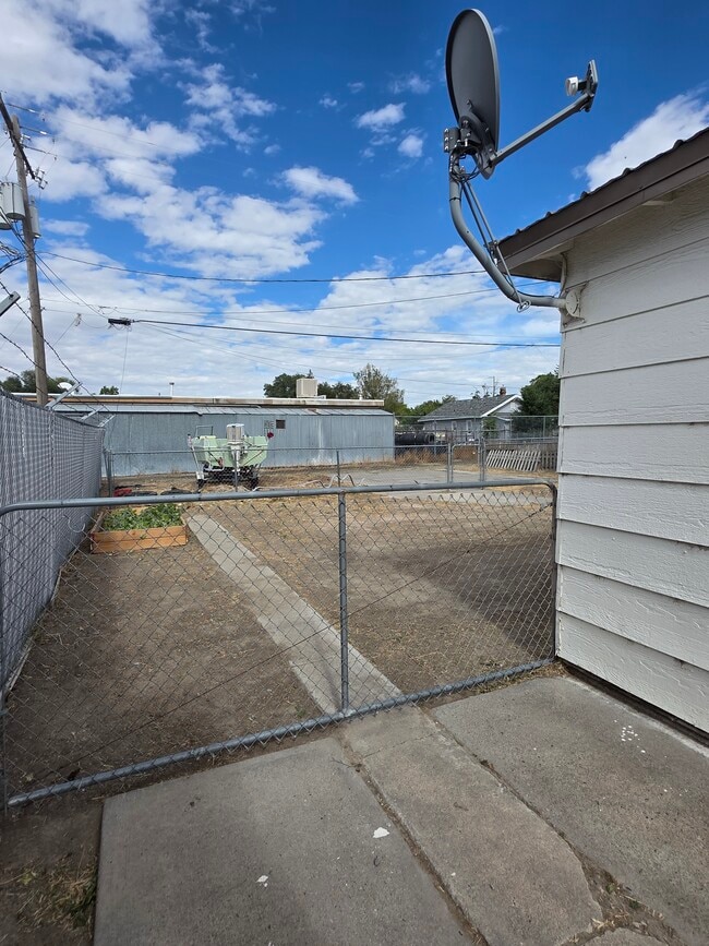 Drive-through gate to back yard with garden space - 552 5th Ave W