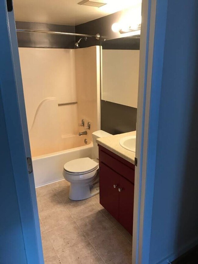 Building Photo - Overlook Condominiums - 2 bedroom- 2 bath