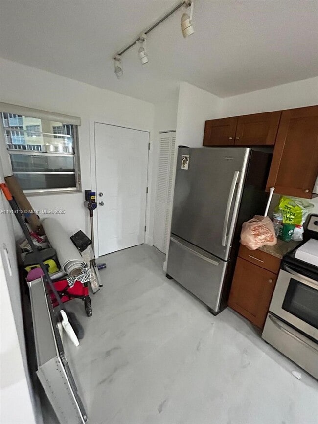 Building Photo - 1750 NE 191st St