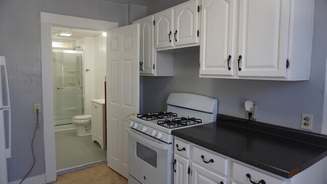 Building Photo - 417 Pettibone NW
