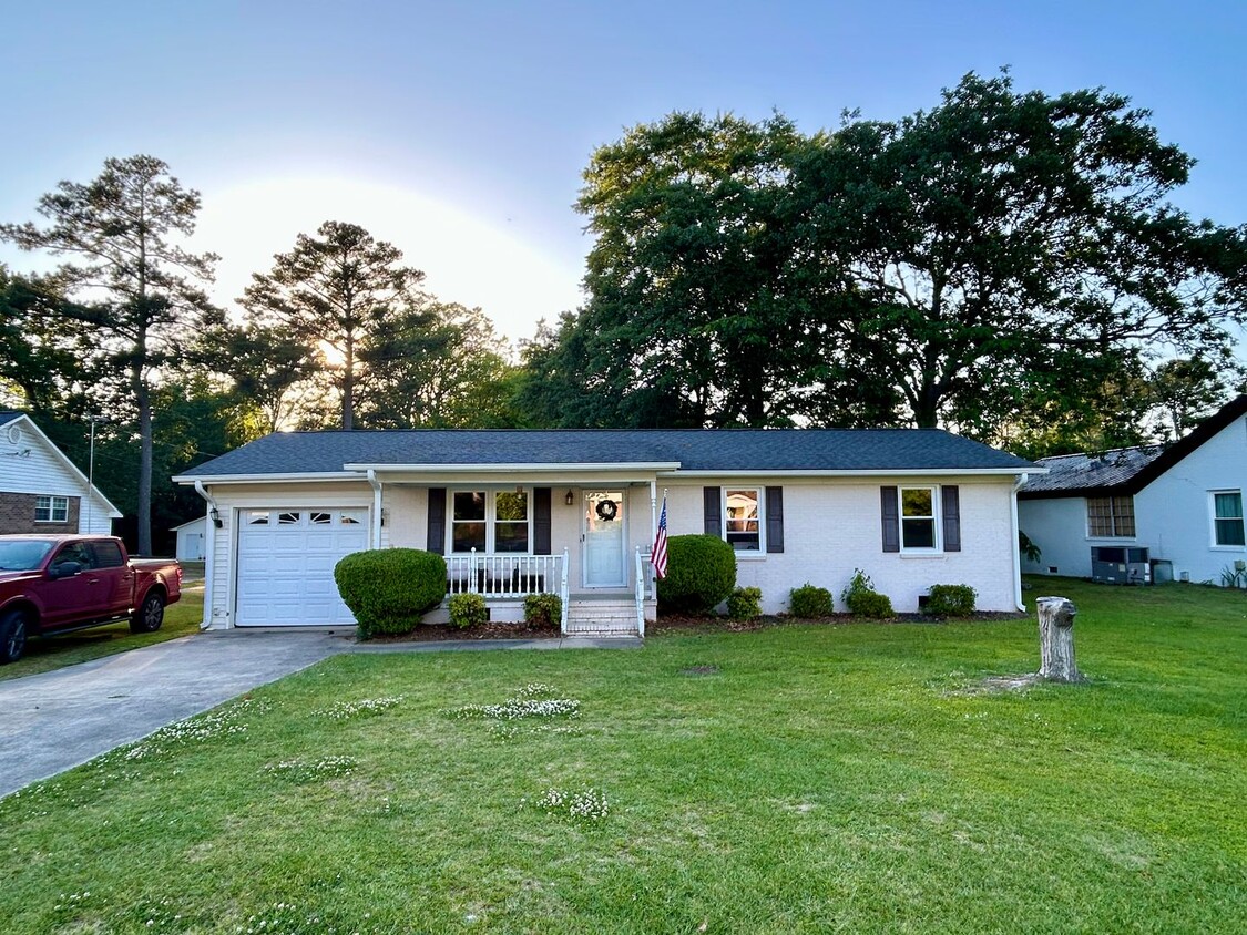 Foto del edificio - WELCOME HOME! 3 BR | 2.5 BA Ranch w/ Garag...