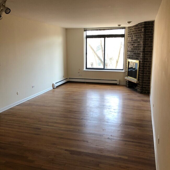 Living Room - 1750 N Mohawk St
