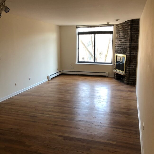 Living Room - 1750 N Mohawk St