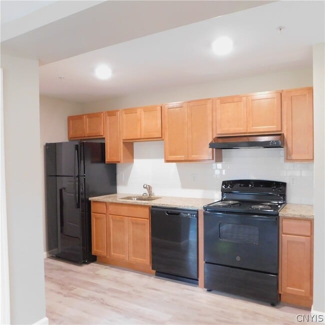 Building Photo - 413 S Main St