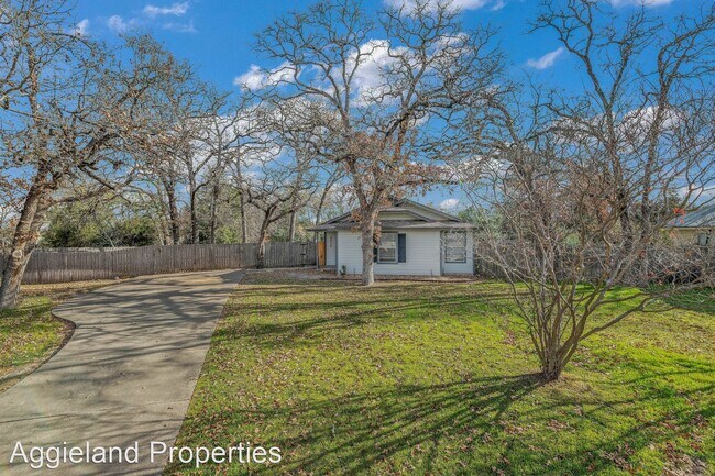 Building Photo - 3 br, 1.5 bath House - 3212 Chapel Ct