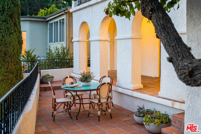 Foto del edificio - 6239 Holly Mont Dr