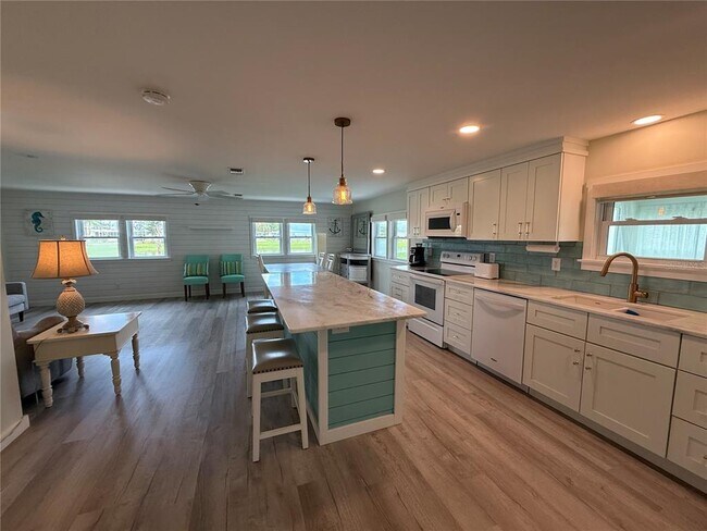 Building Photo - 637 Los Altos
