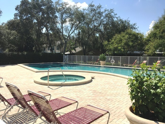 Spa/Deck de la piscina - 5100 Burchette Rd
