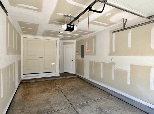 Foto del edificio - Stylish and Modern 3-Bedroom Duplex for Rent in Desirable Harvest Neighborhood