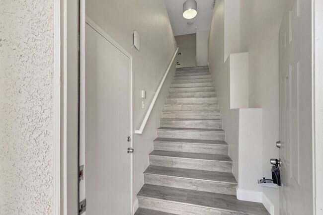 Building Photo - Gorgeous 2 bedroom condo in Summerlin