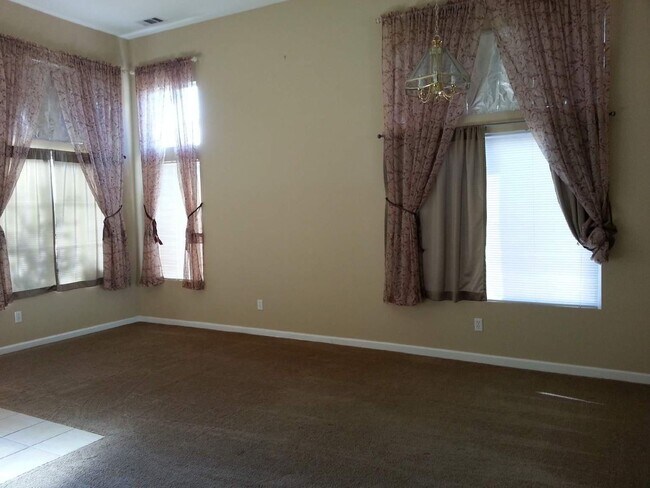 Building Photo - Charming home in established neighborhood ...