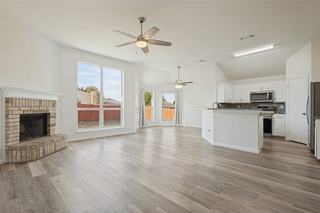 Building Photo - 2405 Collier Dr