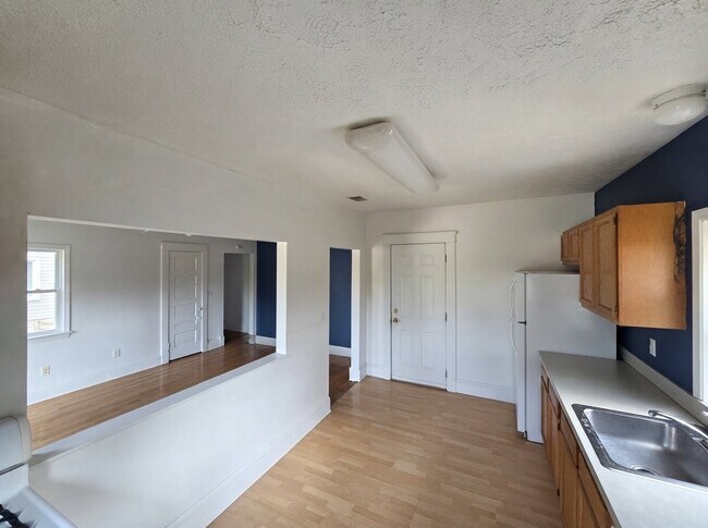 Building Photo - 1421 W 84th St