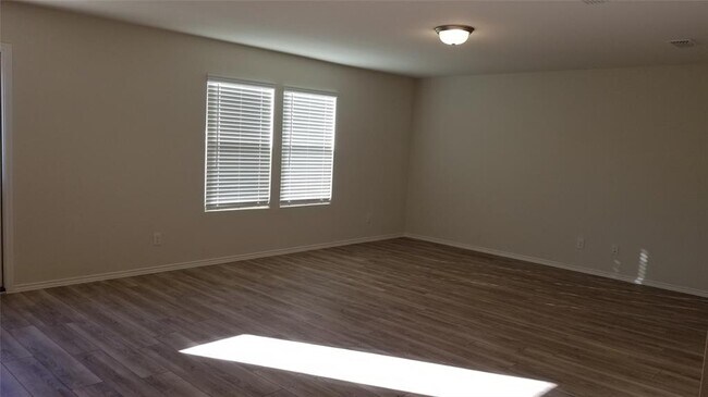 Foto del edificio - 10120 Falkland Rd
