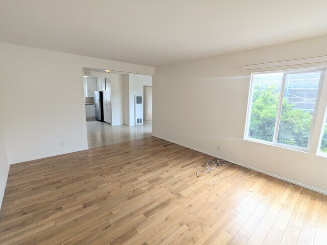 Foto del edificio - 327 N Mariposa Ave