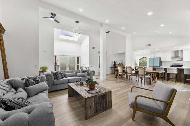 Building Photo - 3515 Lomas Serenas Dr