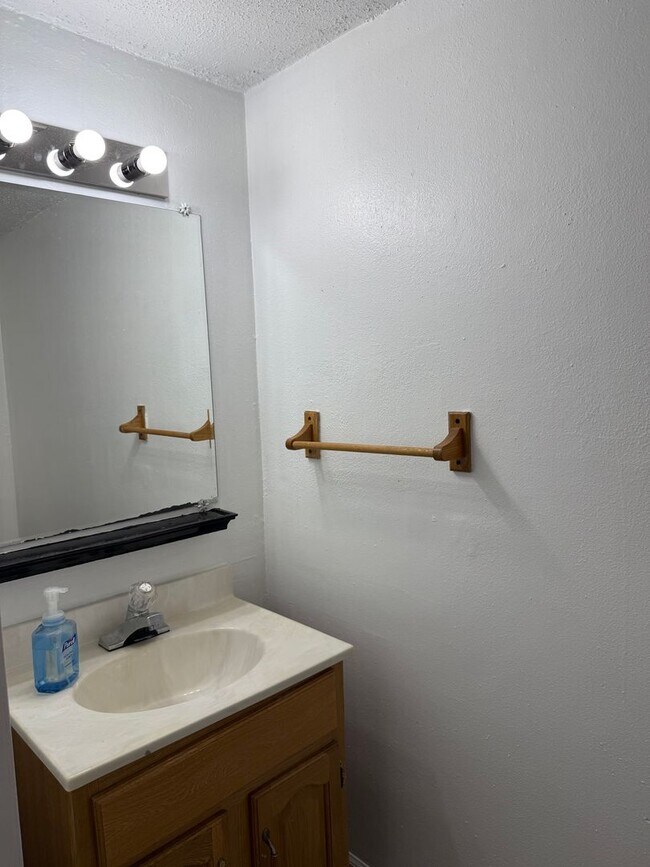 Building Photo - 3 bedroom 2.5 bathroom End-of-Row Townhome in Conestoga Valley School District!