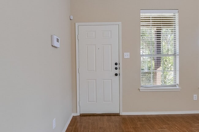 Building Photo - Available Now! Nice 3 Bedroom Townhouse lo...