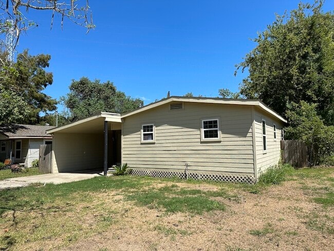 Front - 305 Albert St