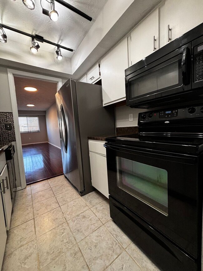 Foto del edificio - Newly Renovated 2 bedroom 1.5 bath condo!