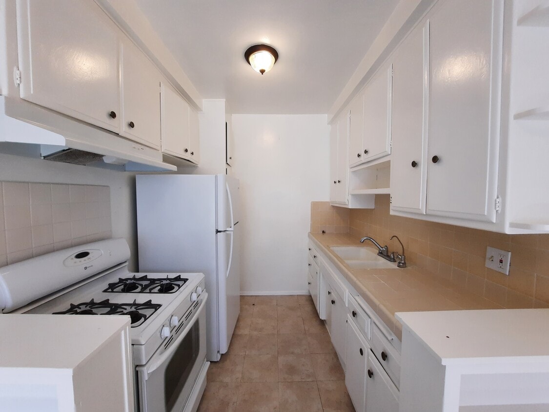 Primary Photo - 915 N Ogden Dr