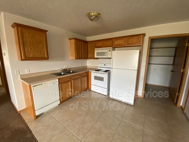 Building Photo - 1090 W Red Ln