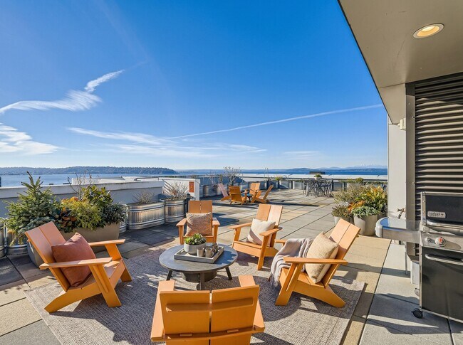 Terraza en la azotea del edificio 306 Queen Anne en Seattle, con tumbonas al aire libre, parrilla para barbacoa y vistas al estrecho de Puget Sound. - 306 Queen Anne