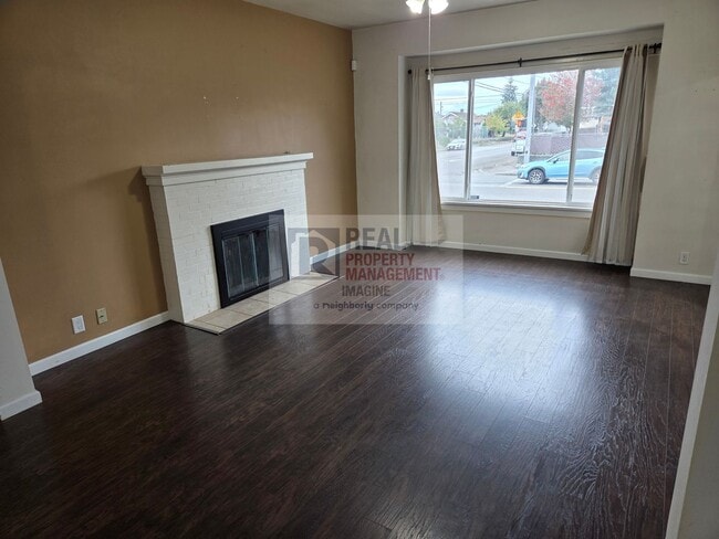 Foto del edificio - Check out this beautiful 4 bedroom, 2 bath...