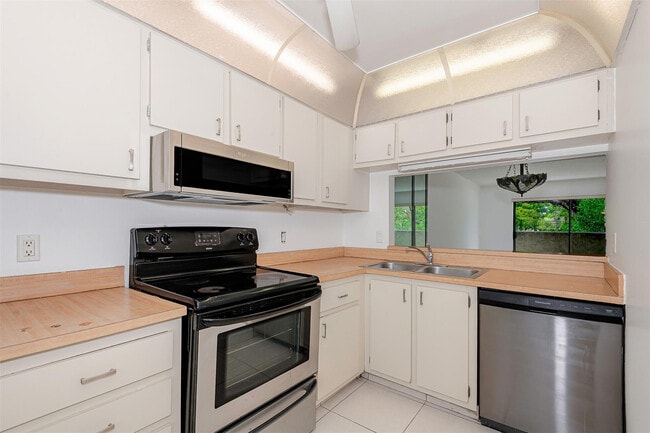 Building Photo - 6075 N Sabal Palm Blvd