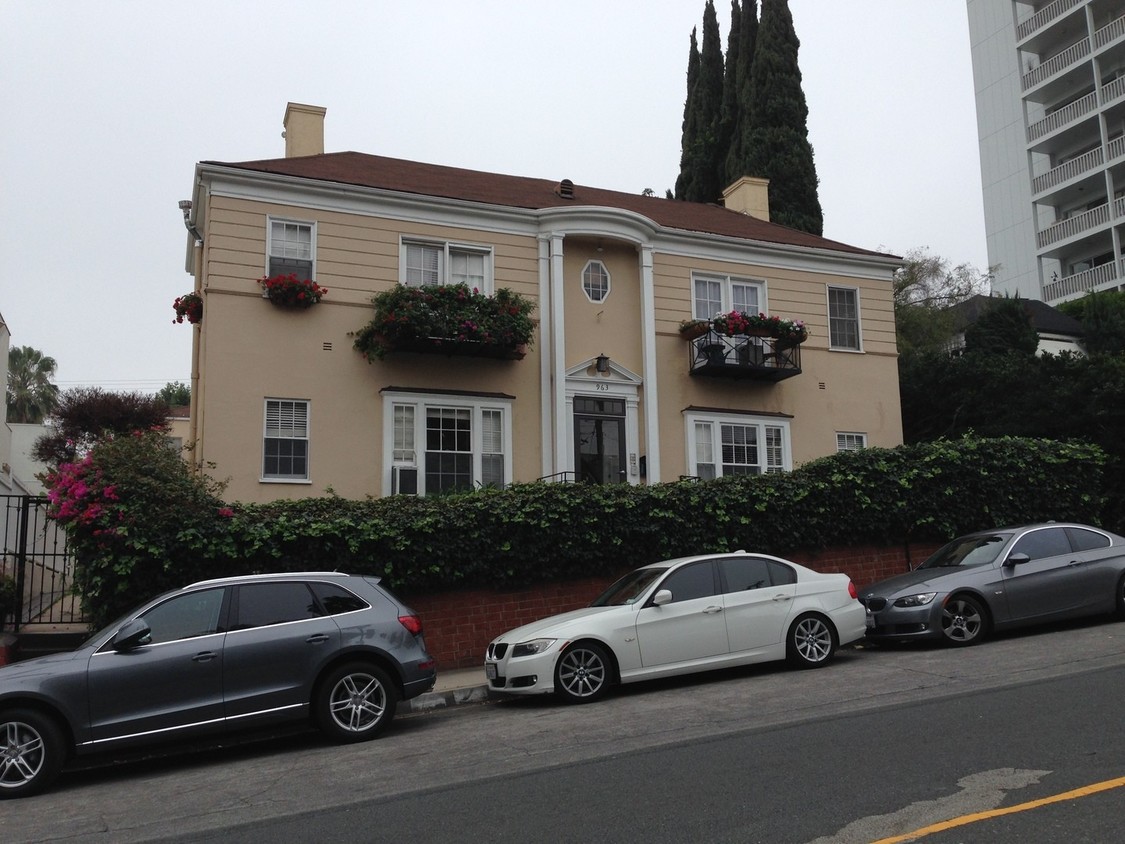 Primary Photo - 963 N Doheny Dr