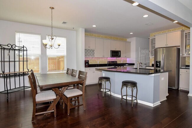 Foto del edificio - 422 Northern Red Oak Dr