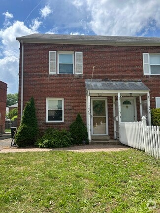 Building Photo - 902 S Highland St