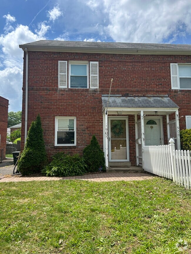 Building Photo - 902 S Highland St