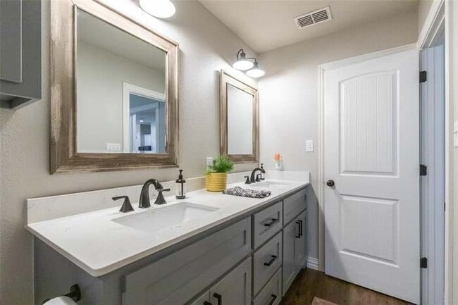 Building Photo - 2449 Township Ct