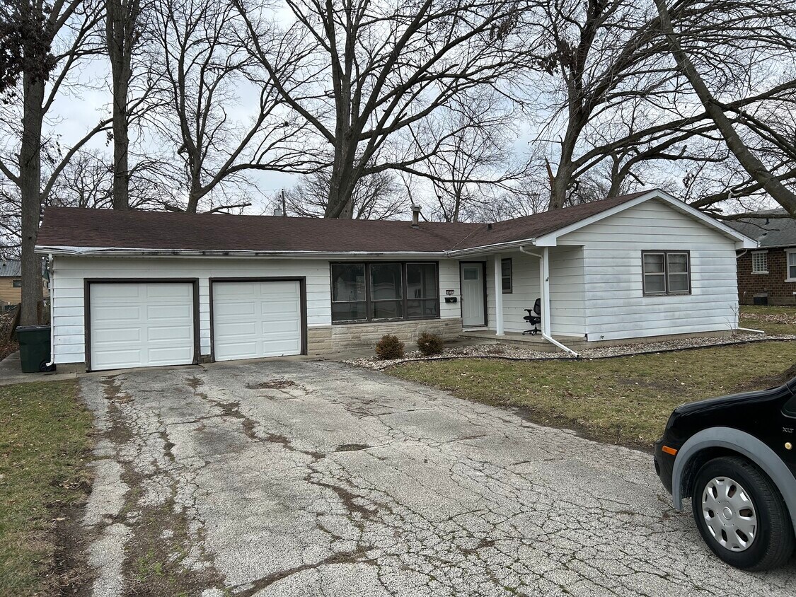 Primary Photo - 605 Shadowlawn Pl