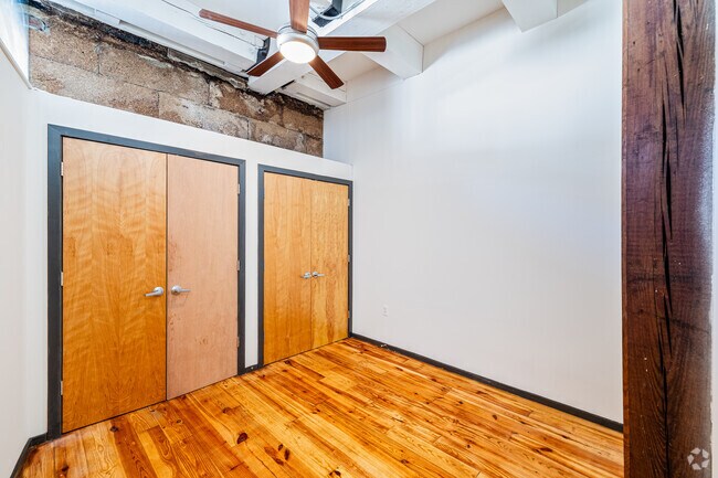 2 habitaciones, 2 baños - 968 pies cuadrados - Segundo dormitorio - Smokehouse Lofts