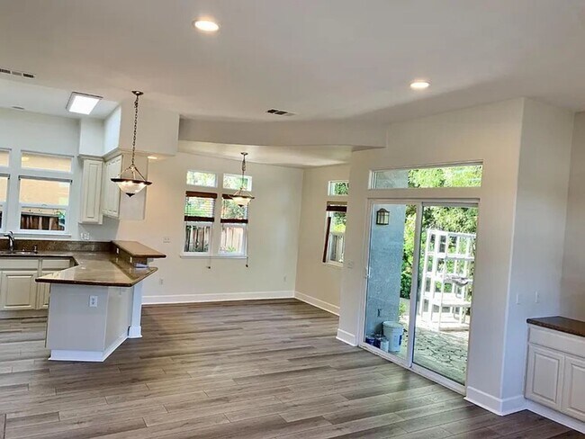 Foto del edificio - Beautiful 2 Level Home !!