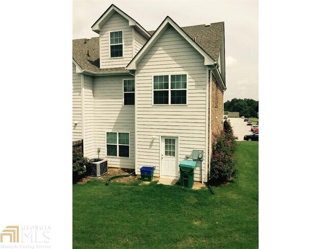 Building Photo - 211 Village Dr